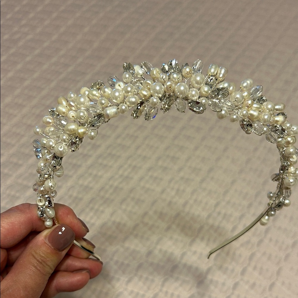 Elegant Pearl and Crystal Headband. Bridal headband